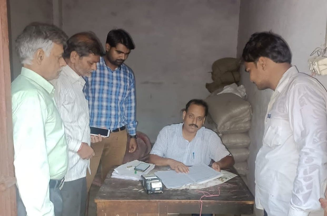 Hathras: DSO and DC inspected the distribution of food grains