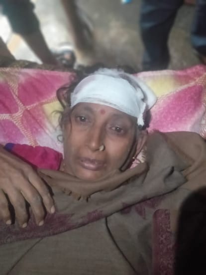 हाथरस : मुरसान की नई बस्ती में घर गिरने से घायल गीता।  संवाद