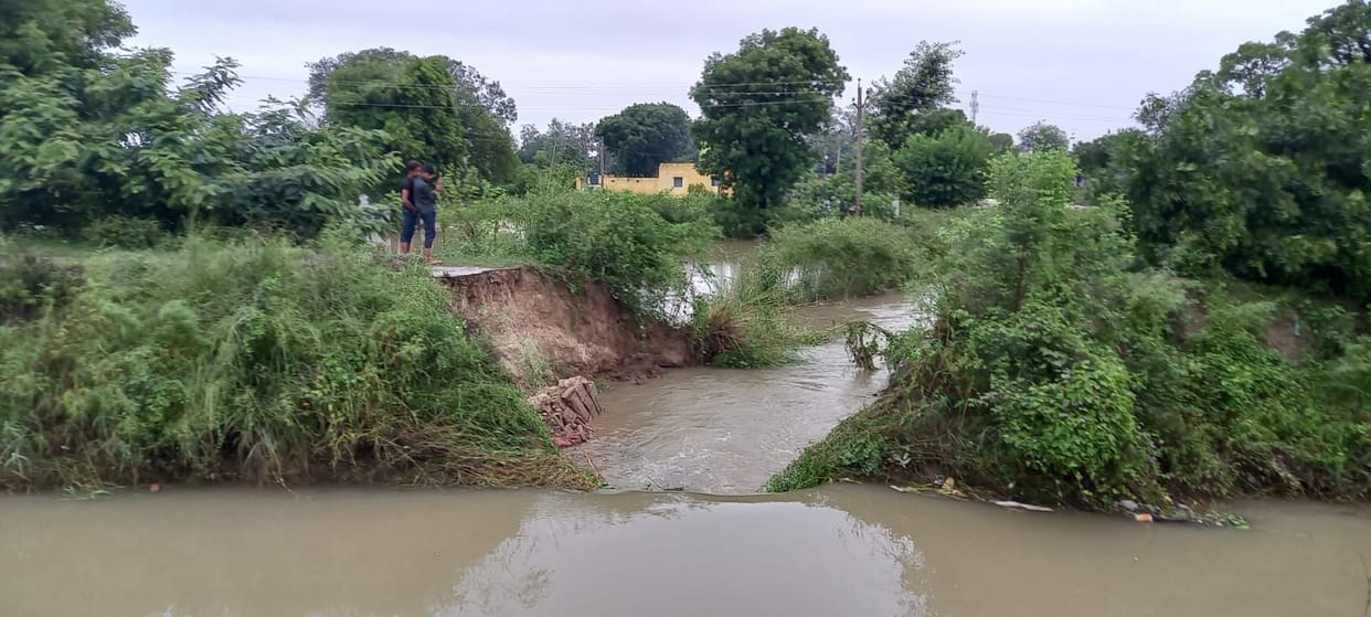 Hathras: Dozens of bighas of crops submerged due to the cutting of Rajbaha track