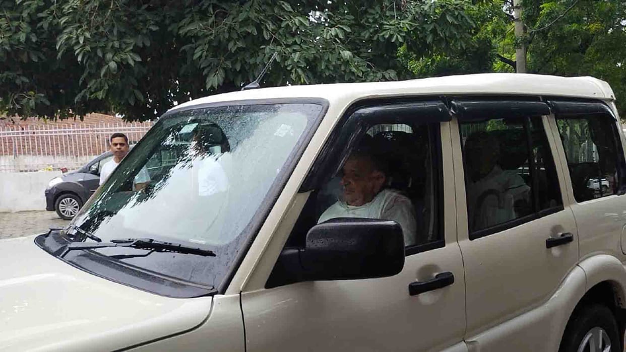 Mulayam Singh Yadav Death: Wave of mourning in Saifai, people gathered outside Mulayam Singh house
