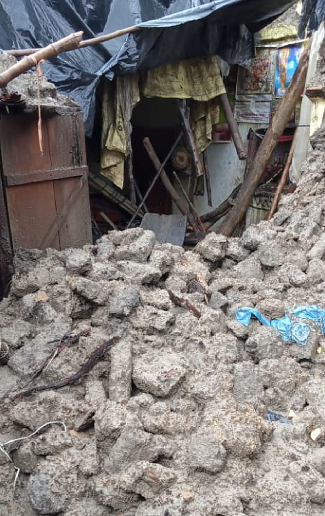 Farmer dies due to wall collapse, school and many houses also collapsed