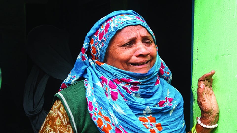 Delhi Building Collapse Three people including a girl died bodies of two elderly people pulled out late in the
