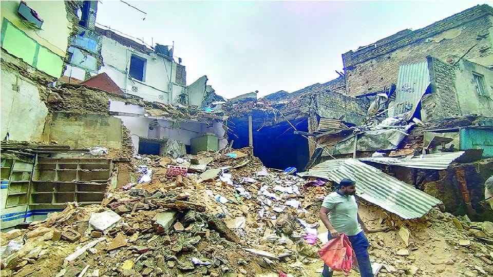 Delhi Building Collapse Three people including a girl died bodies of two elderly people pulled out late in the