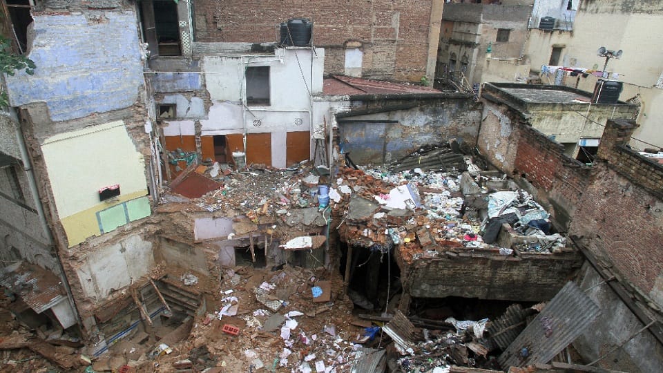 Delhi Building Collapse Three people including a girl died bodies of two elderly people pulled out late in the