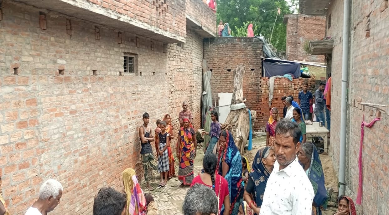 wall of  dilapidated house collapsed in mau elderly died due to buried in  rubble