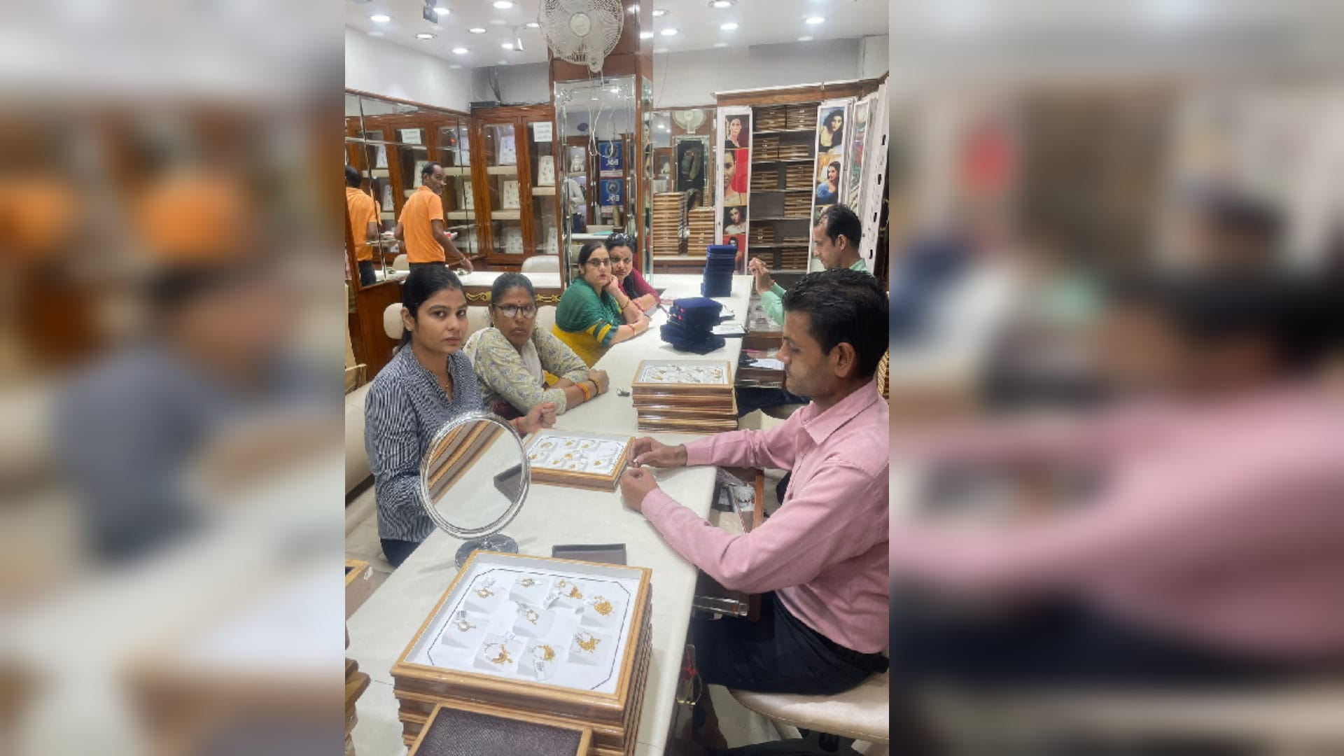 Karva Chauth 2022: Suhagins will wear mangalsutra in hand too, jewelery shopping starts, more than 200 designs