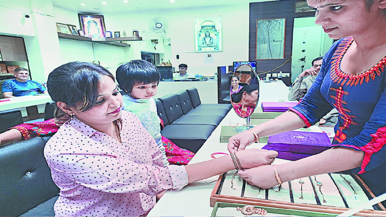 Karva Chauth 2022: Suhagins will wear mangalsutra in hand too, jewelery shopping starts, more than 200 designs