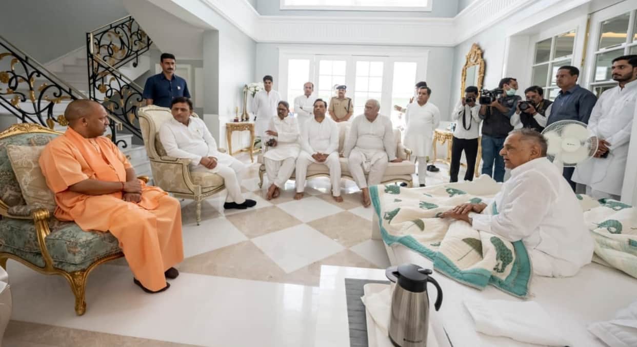 Pic of Mulayam Singh Yadav with CM Yogi Adityanath.