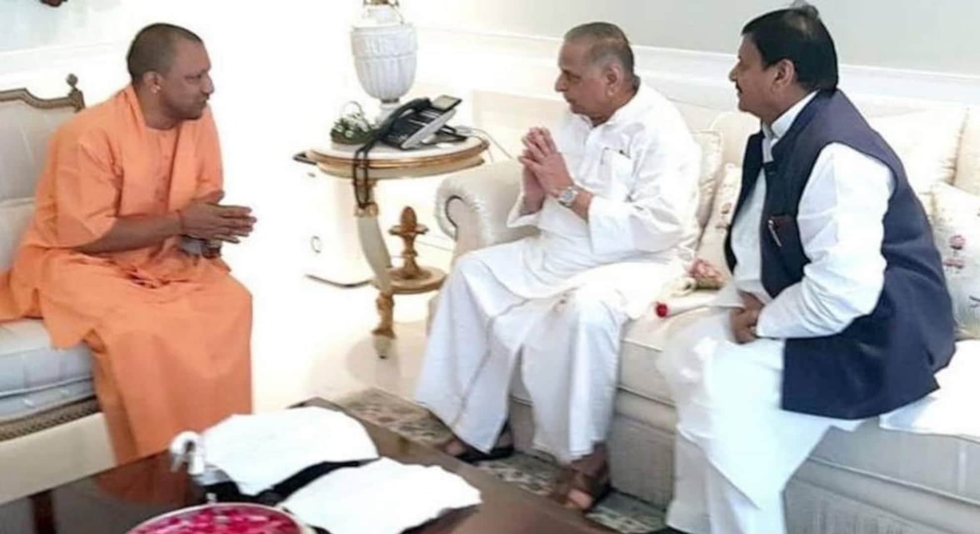 Pic of Mulayam Singh Yadav with CM Yogi Adityanath.