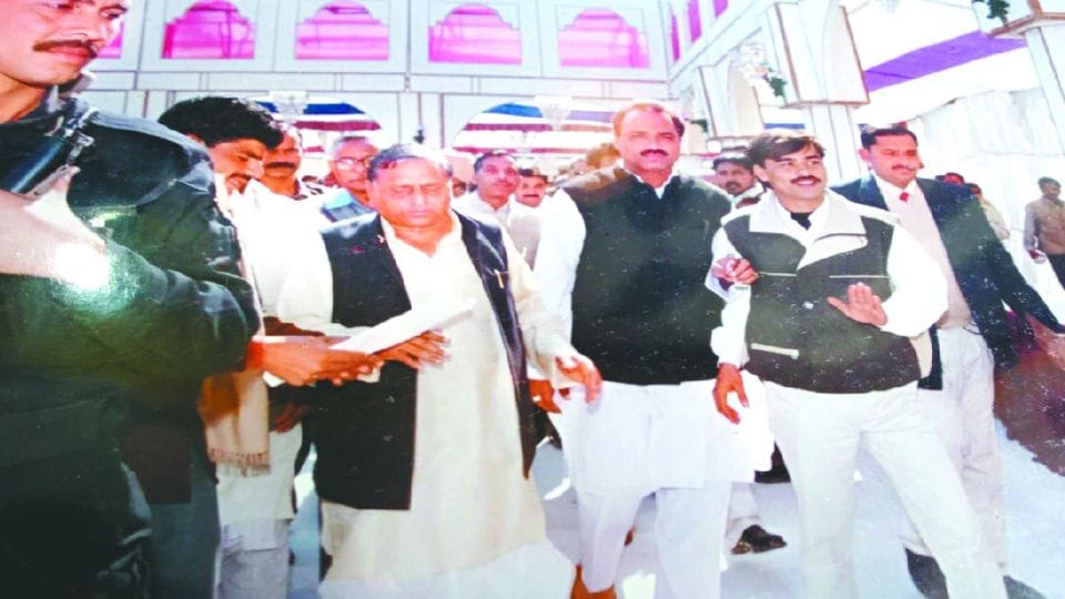 Mulayam Singh Yadav Passed Away Uttarakhand Gairsain Connection Know About His Political Journey
