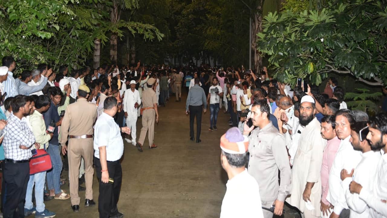 Mulayam Singh Yadav SP Founder Ka Nidhan body of SP Patron neta Ji Mulayam Singh Yadav reached Saifai