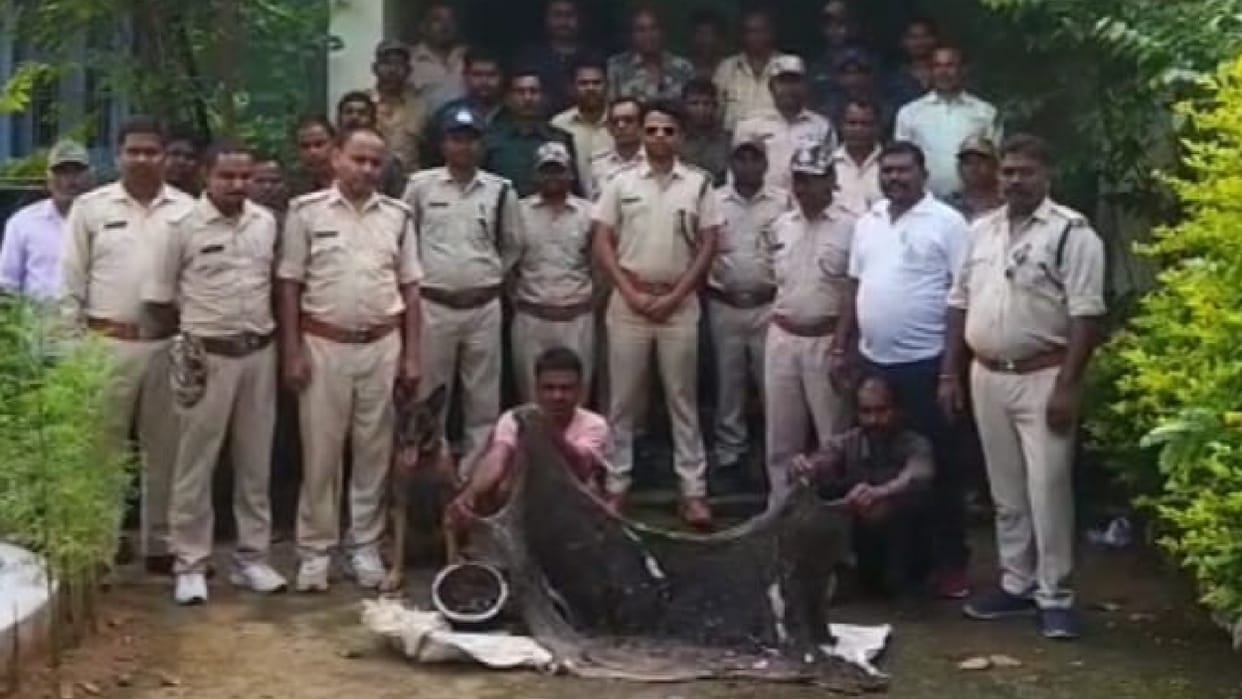 Umaria Bandhavgarh Tiger Reserve management team caught two poachers chital meat and skin recovered