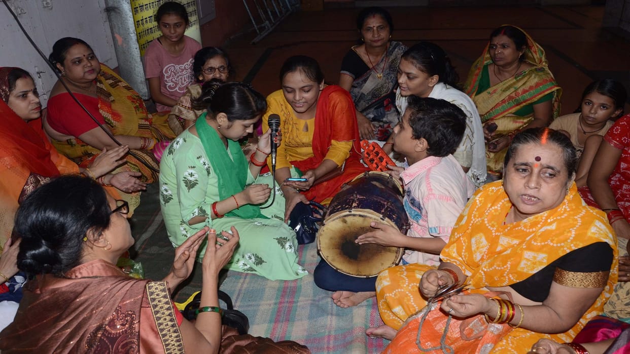 Devotees took holy dip in Sangam on Sharad Purnima, donated food and clothes on sand