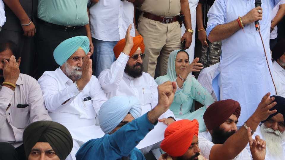 Congress demands dismissal of minister Fauja Singh Sarari