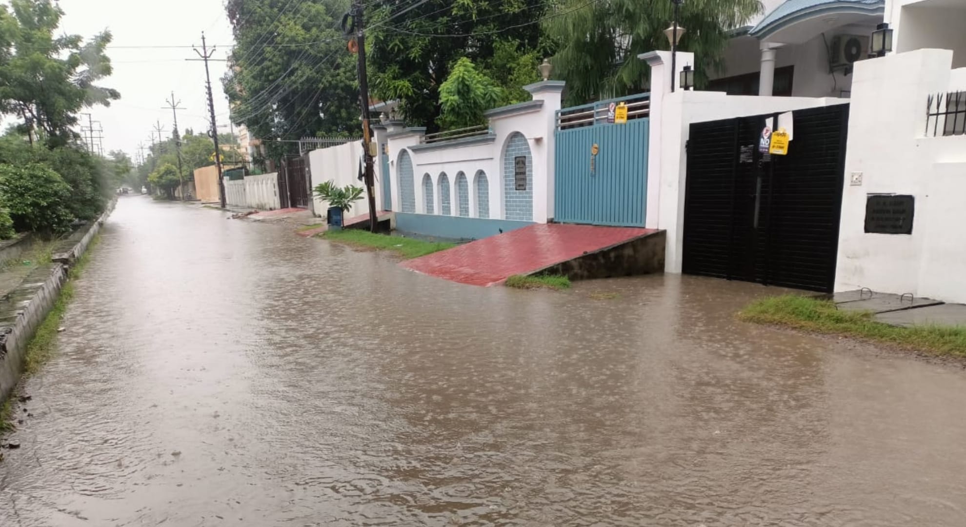 Pics of waterlogging in Lucknow because of rain.