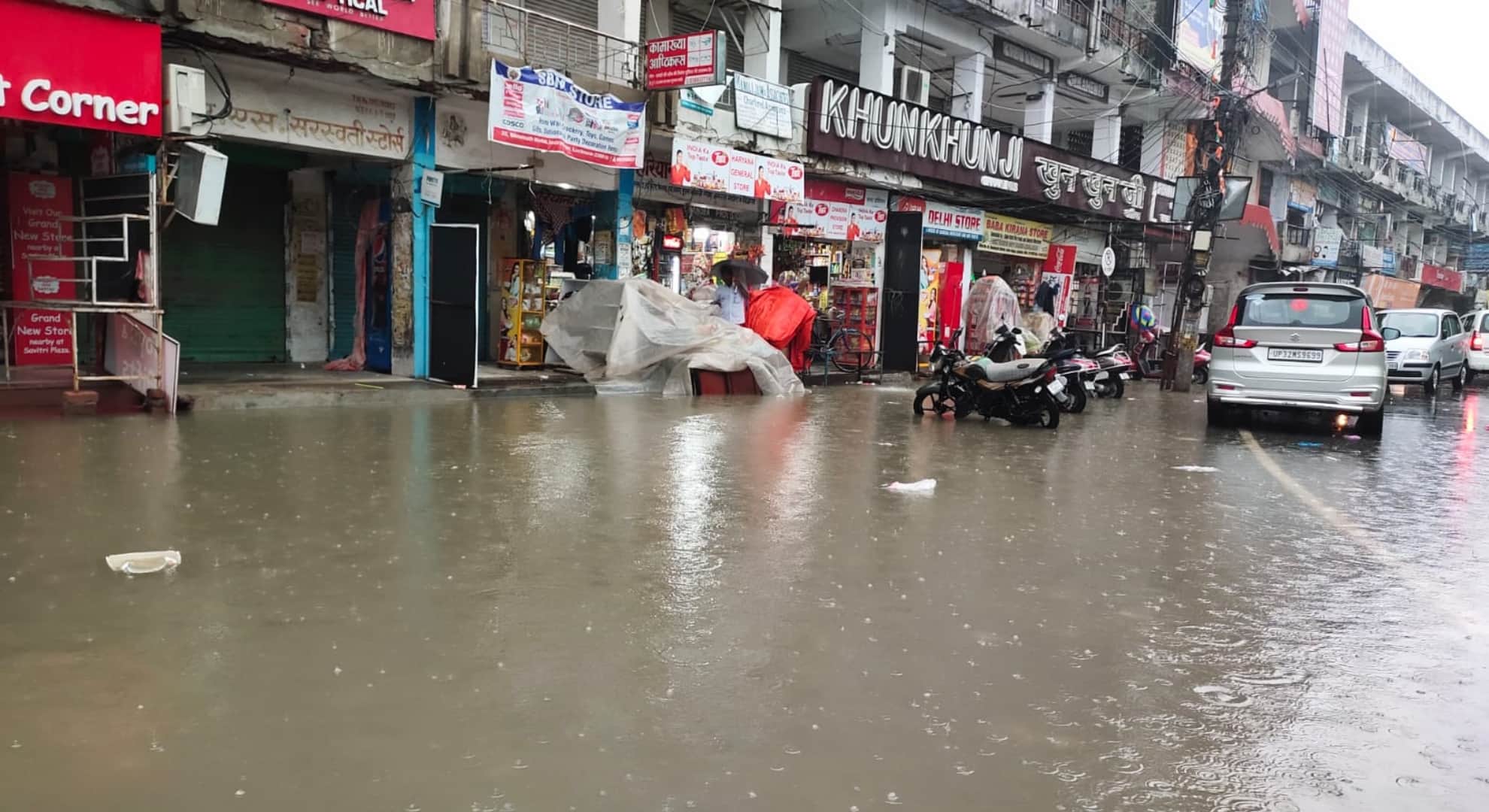 Pics of waterlogging in Lucknow because of rain.