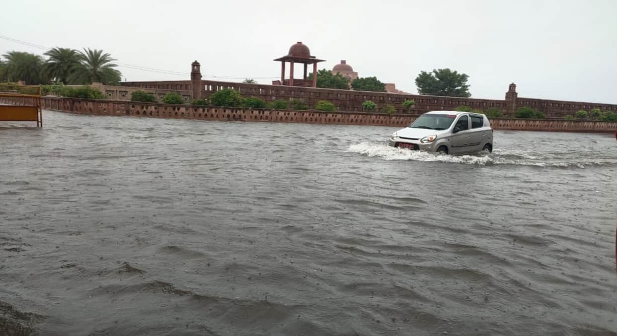 Pics of waterlogging in Lucknow because of rain.