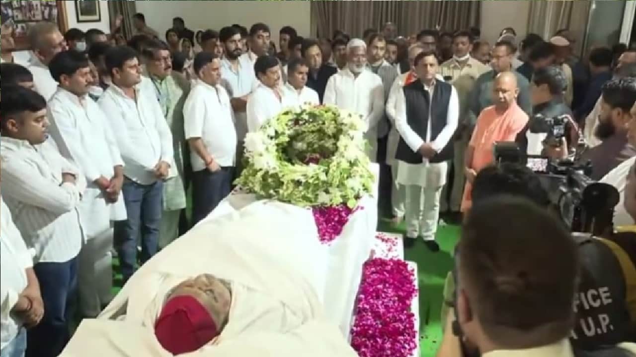Mulayam Singh Yadav SP Founder Ka Nidhan body of SP Patron neta Ji Mulayam Singh Yadav reached Saifai
