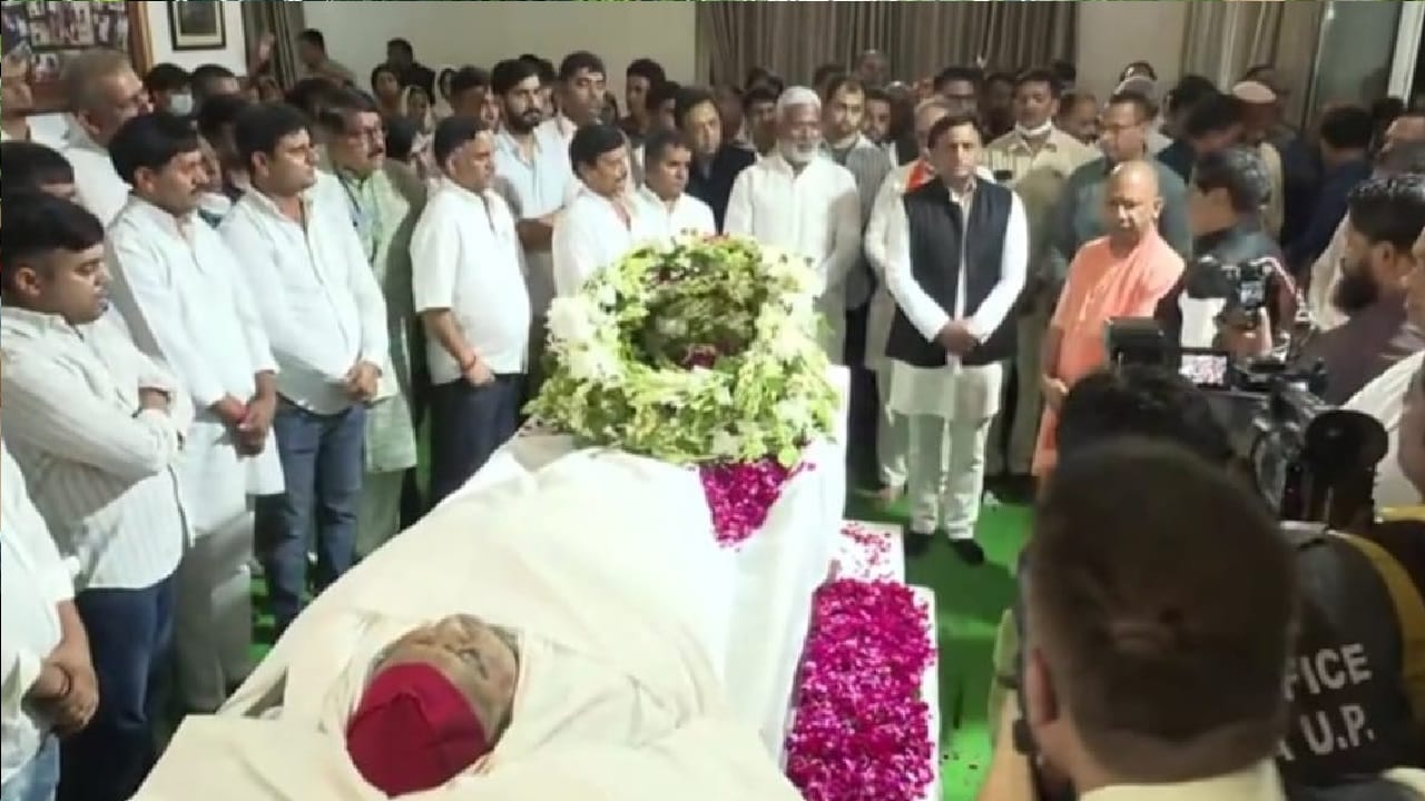 Mulayam Singh Yadav SP Founder Ka Nidhan body of SP Patron neta Ji Mulayam Singh Yadav reached Saifai