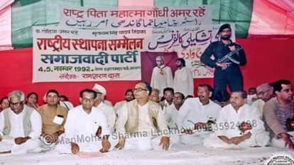 सपा के स्थापना दिवस कार्यक्रम में मुलायम सिंह यादव के साथ मंच पर मौजूद चौधरी रामशरण दास