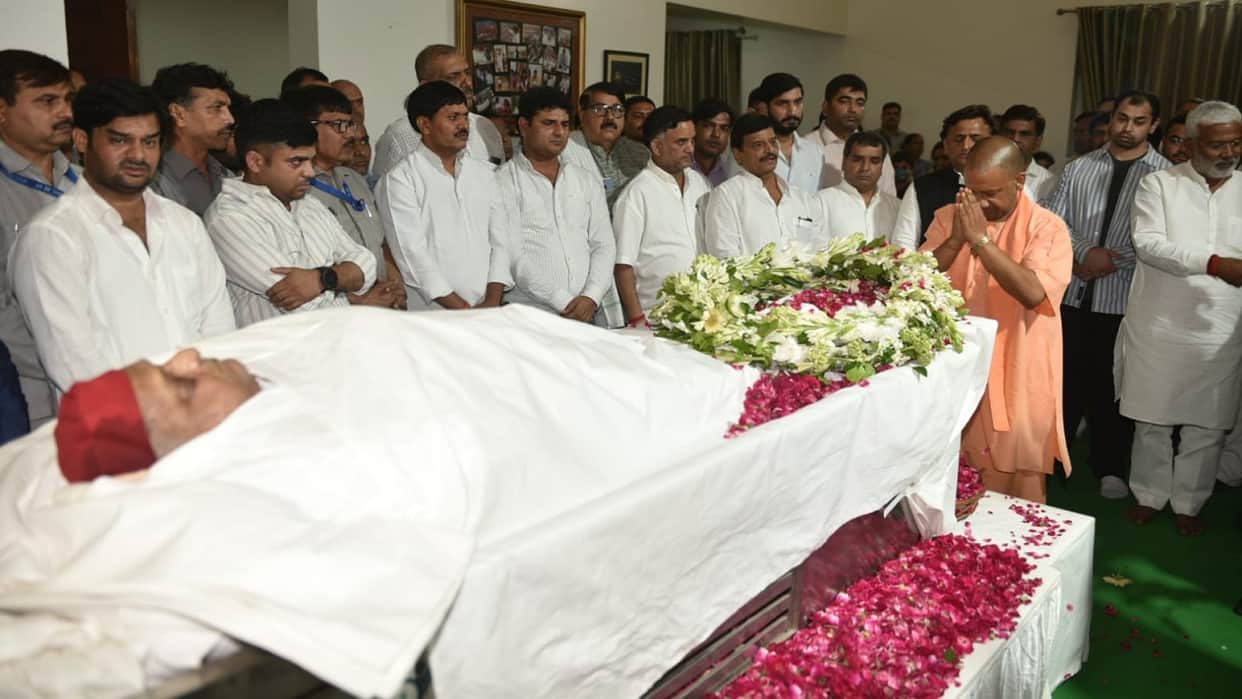 Mulayam Singh Yadav SP Founder Ka Nidhan body of SP Patron neta Ji Mulayam Singh Yadav reached Saifai
