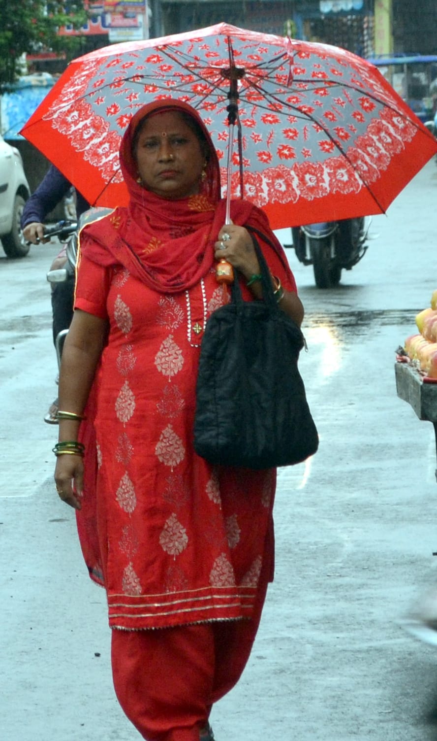 The chill increased due to rain, life was disturbed