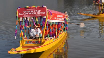 srinagar dal lake Floating post office distributing mail since the British era