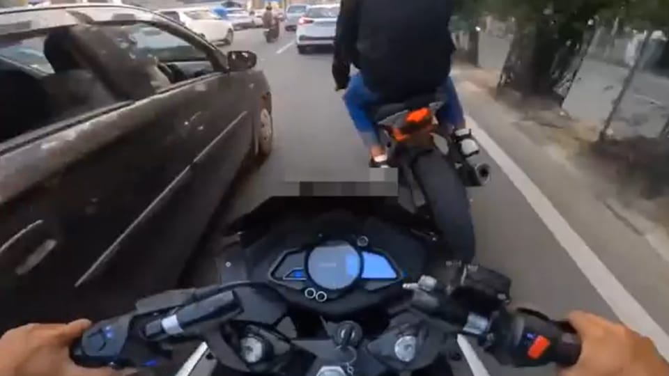 jammu youth doing dangerous bike Stunt fearless on highway