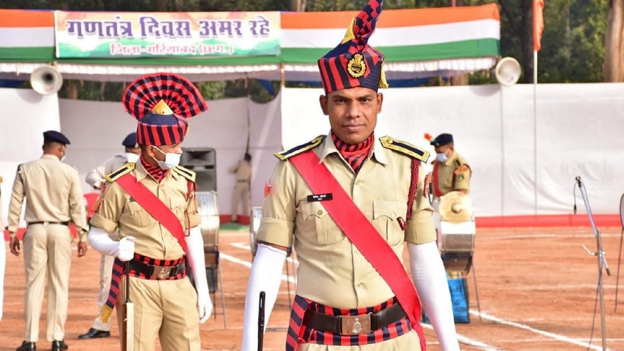chhattisgarh police constable commits suicide by shooting himself in police station in griaband