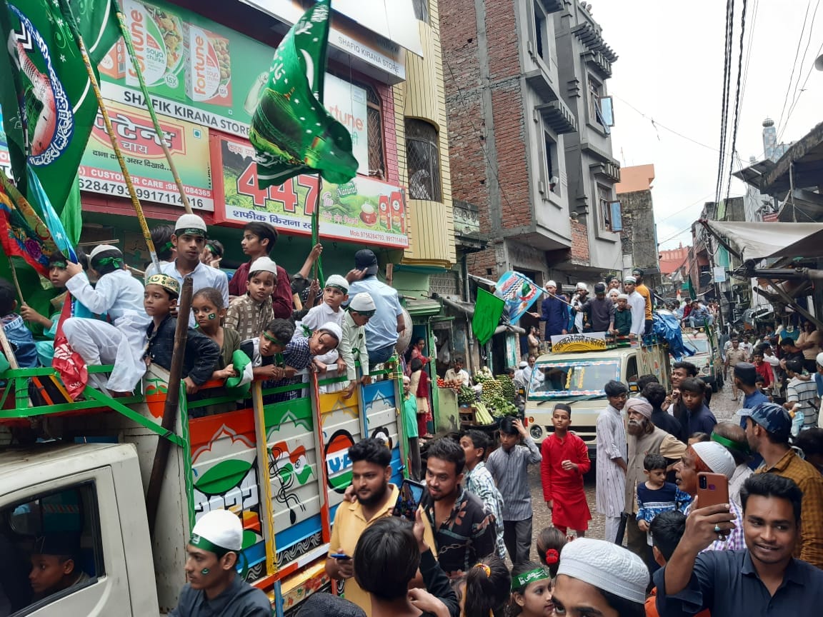 The city resonated with the arrival of the government