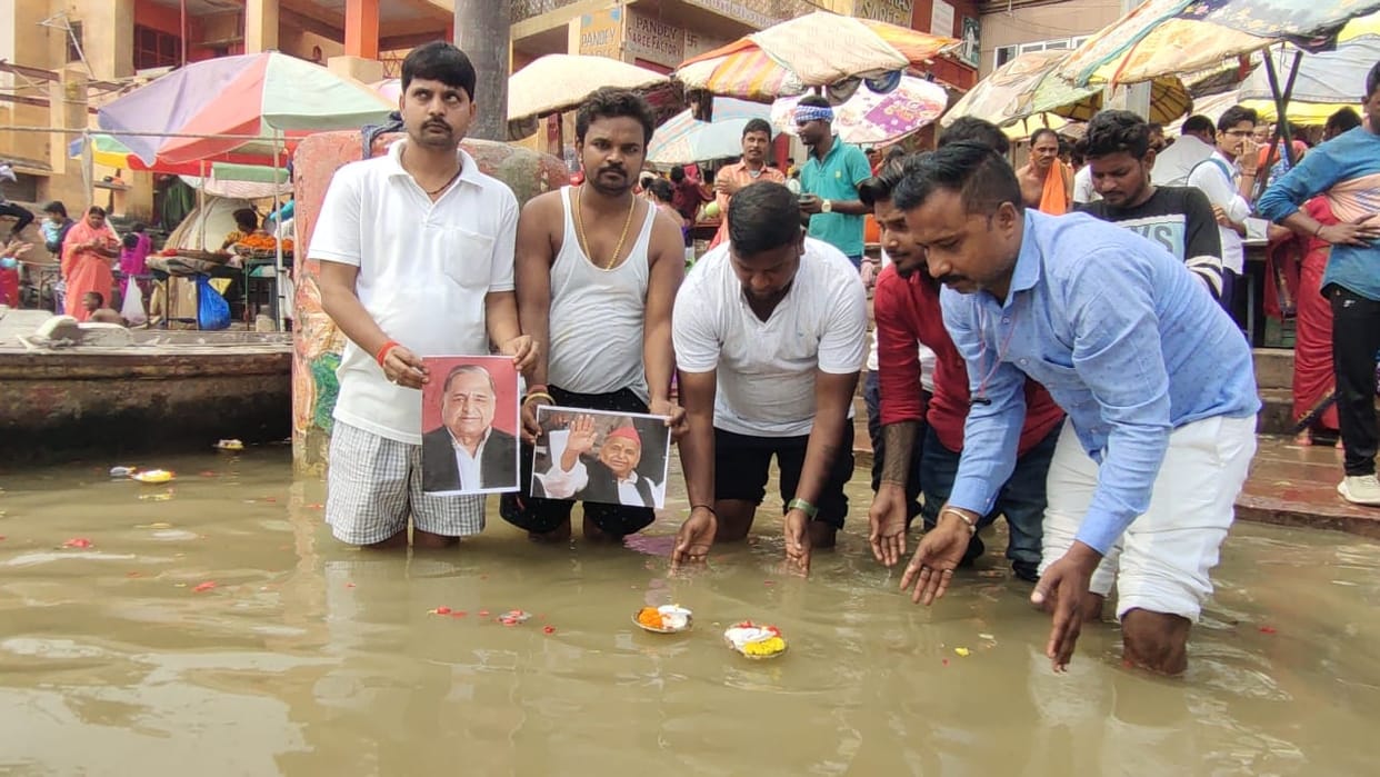 Mulayam Singh Yadav Condolences to residents of Kashi people do deep dan in maa Ganga