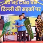 अरविंद केजरीवाल ने बसों को दिखाई हरी झंडी