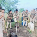 गुना में अवैध शराब पकड़ने गई पुलिस के सामने आया अवैध शराब कारोबारियों का कारनामा।