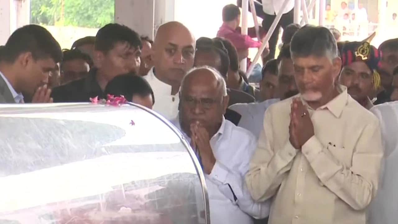 Mulayam singh yadav Funeral: From Defense Minister Rajnath Singh to Baba Ramdev, Varun wept, photos