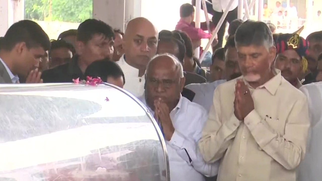 Mulayam singh yadav Funeral: From Defense Minister Rajnath Singh to Baba Ramdev, Varun wept, photos