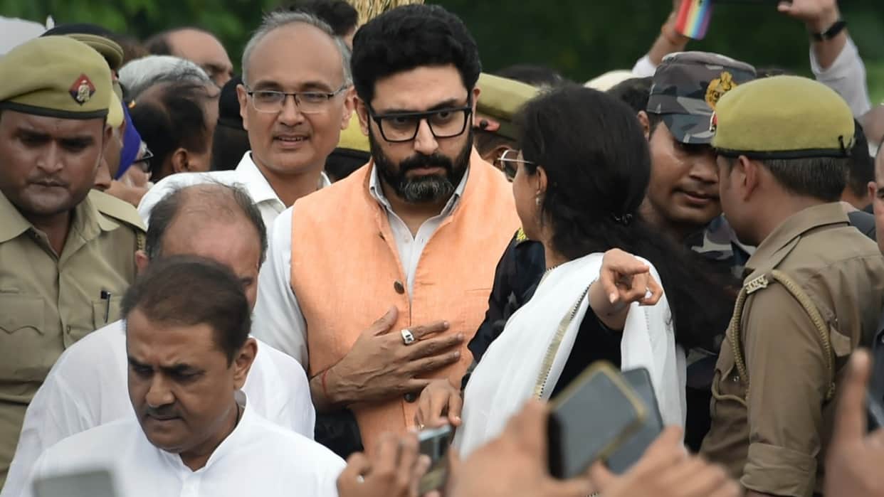 Mulayam singh yadav passed away live sp founder ka antim sanskar saifai Abhishek bachchan reached