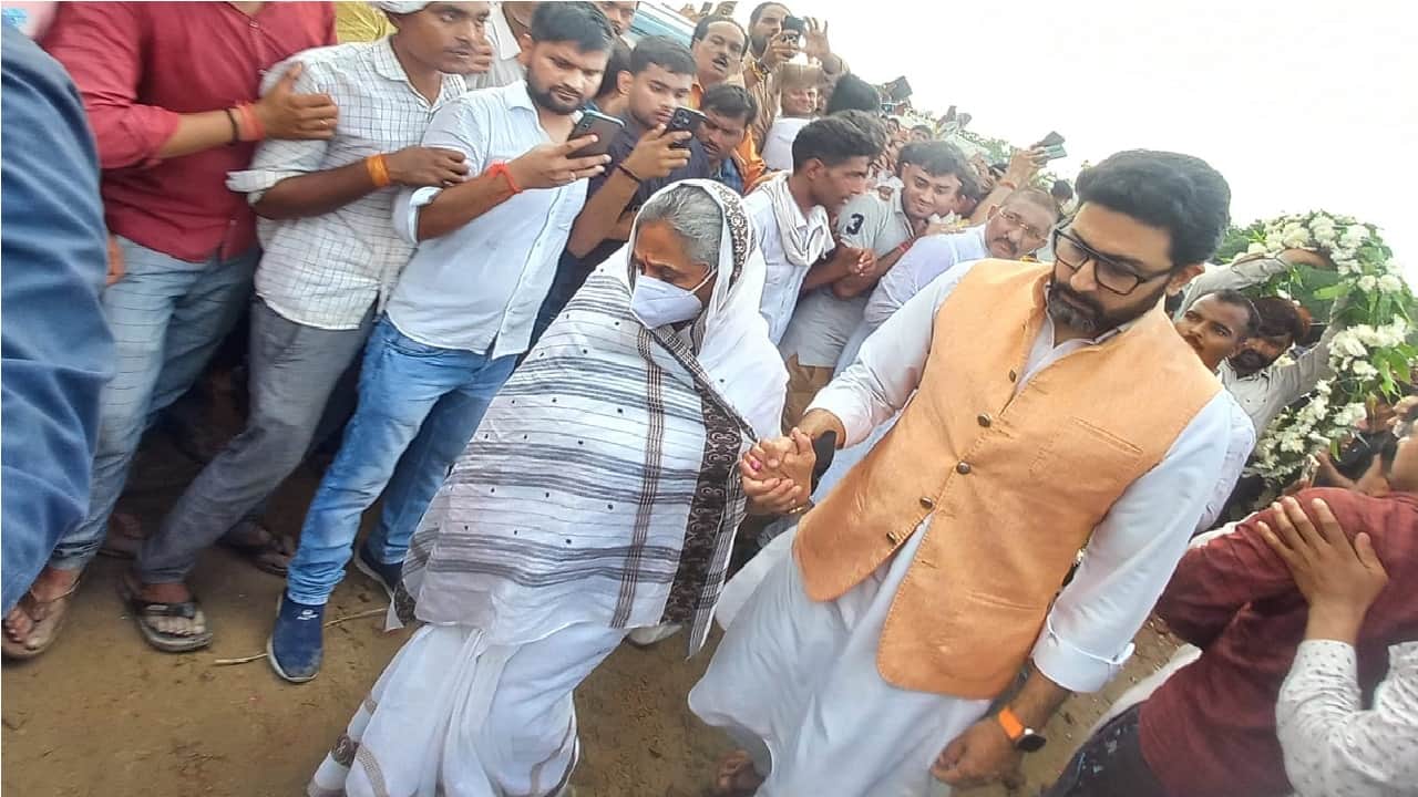 Mulayam singh yadav passed away live sp founder ka antim sanskar saifai Abhishek bachchan reached