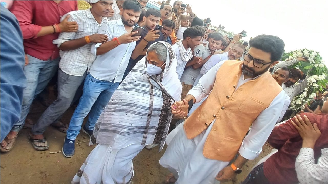 Mulayam singh yadav passed away live sp founder ka antim sanskar saifai Abhishek bachchan reached