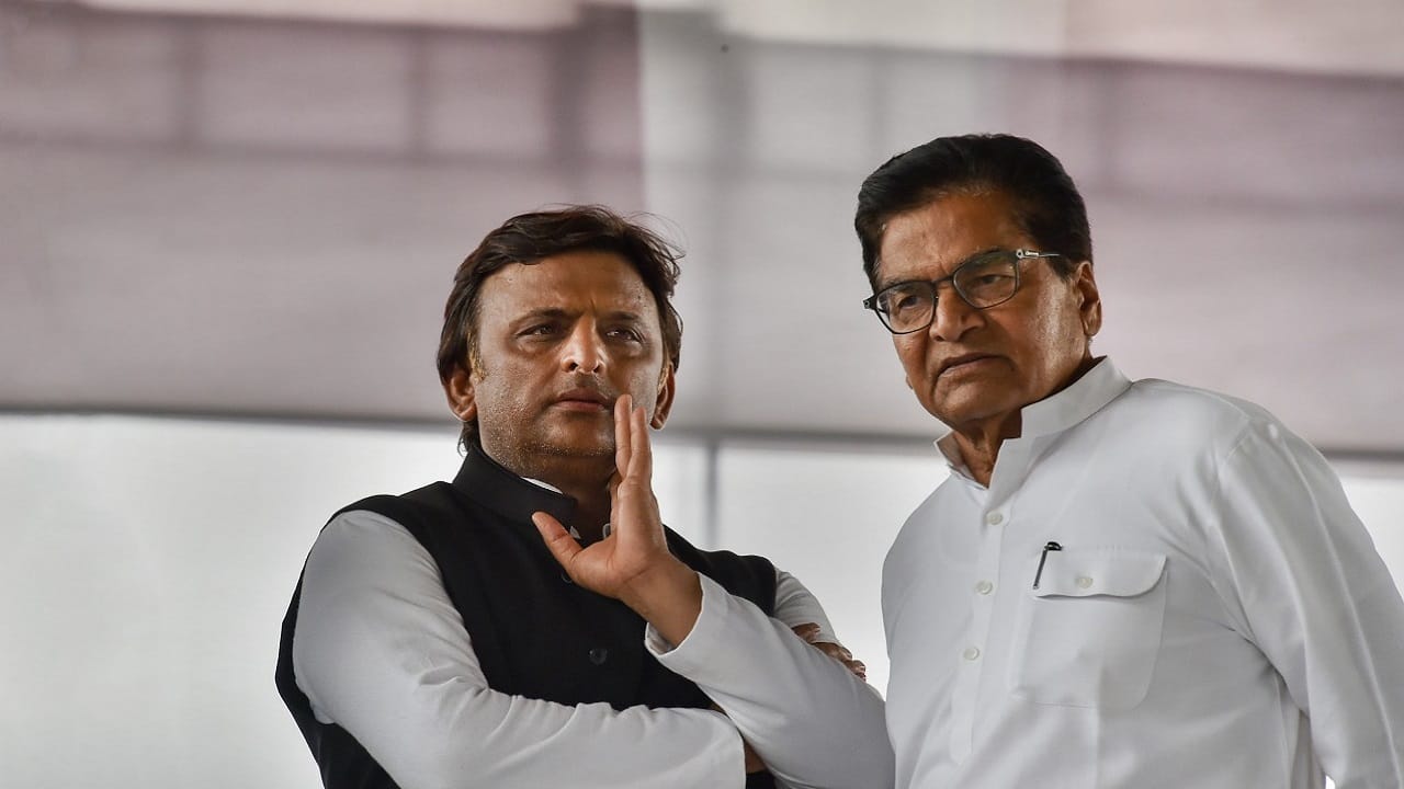 Mulayam singh These politicians including actor Abhishek Bachchan Anil Ambani reached funeral site