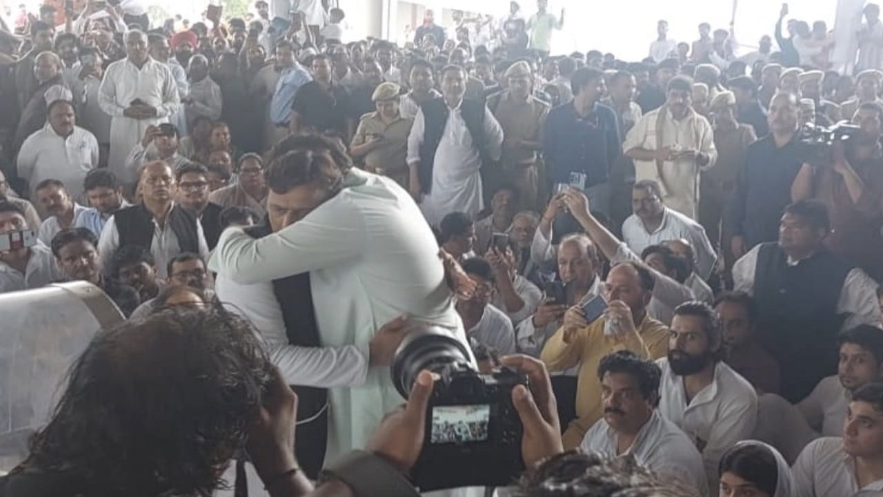 Mulayam Singh Yadav Funeral Neta Ji Ka Antim Sanskar in Saifai son Akhilesh lit fire