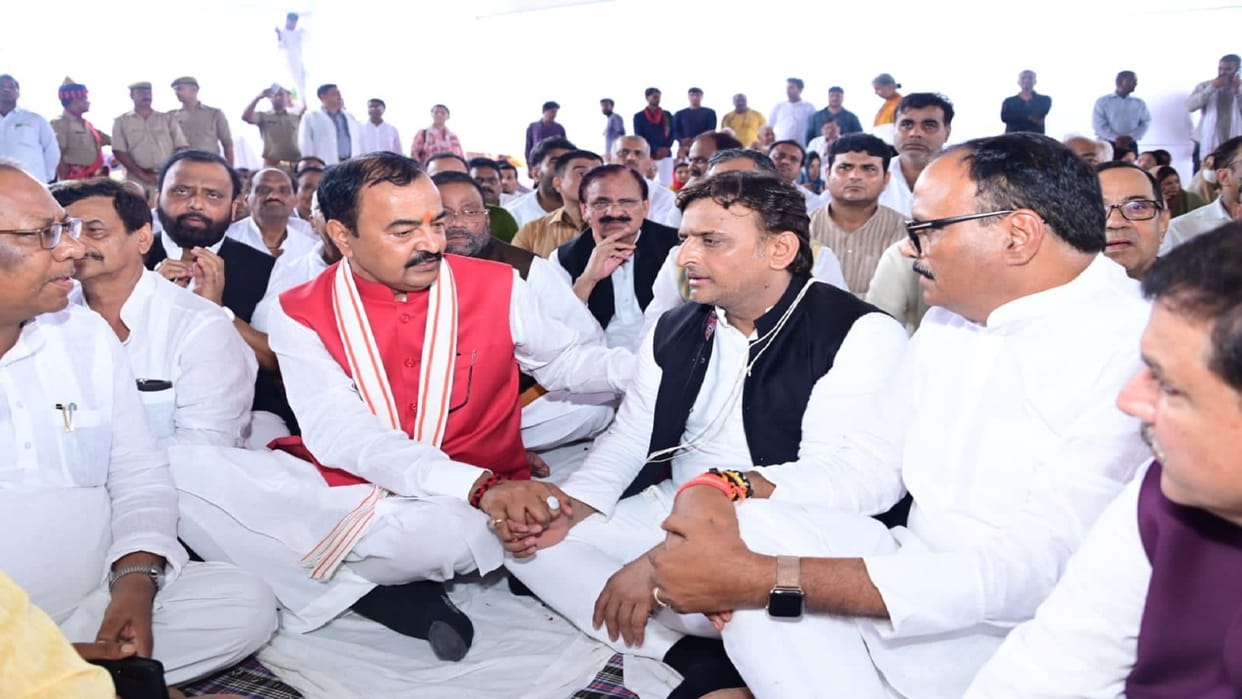 Mulayam Singh Yadav Death UP both Deputy CMs consoled by holding Akhilesh s hand