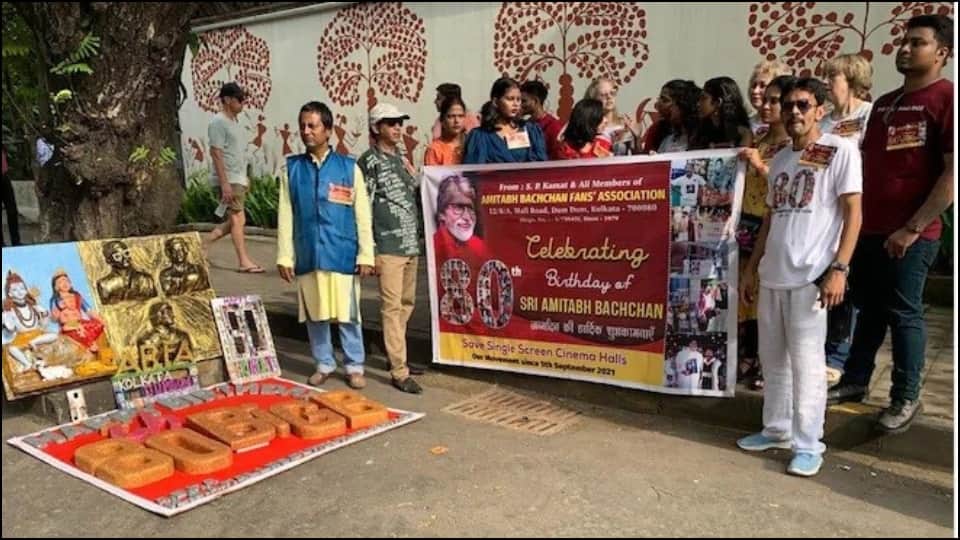 Amitabh Bachchan fans show up all day in Mumbai actor said Thank you very much