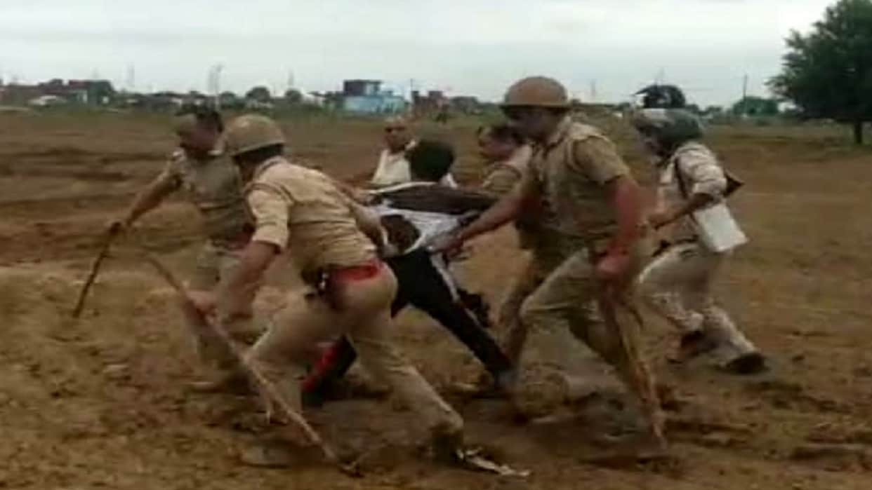 Baghpat: Ruckus over land occupation, police forcibly picked up farmers sitting on dharna