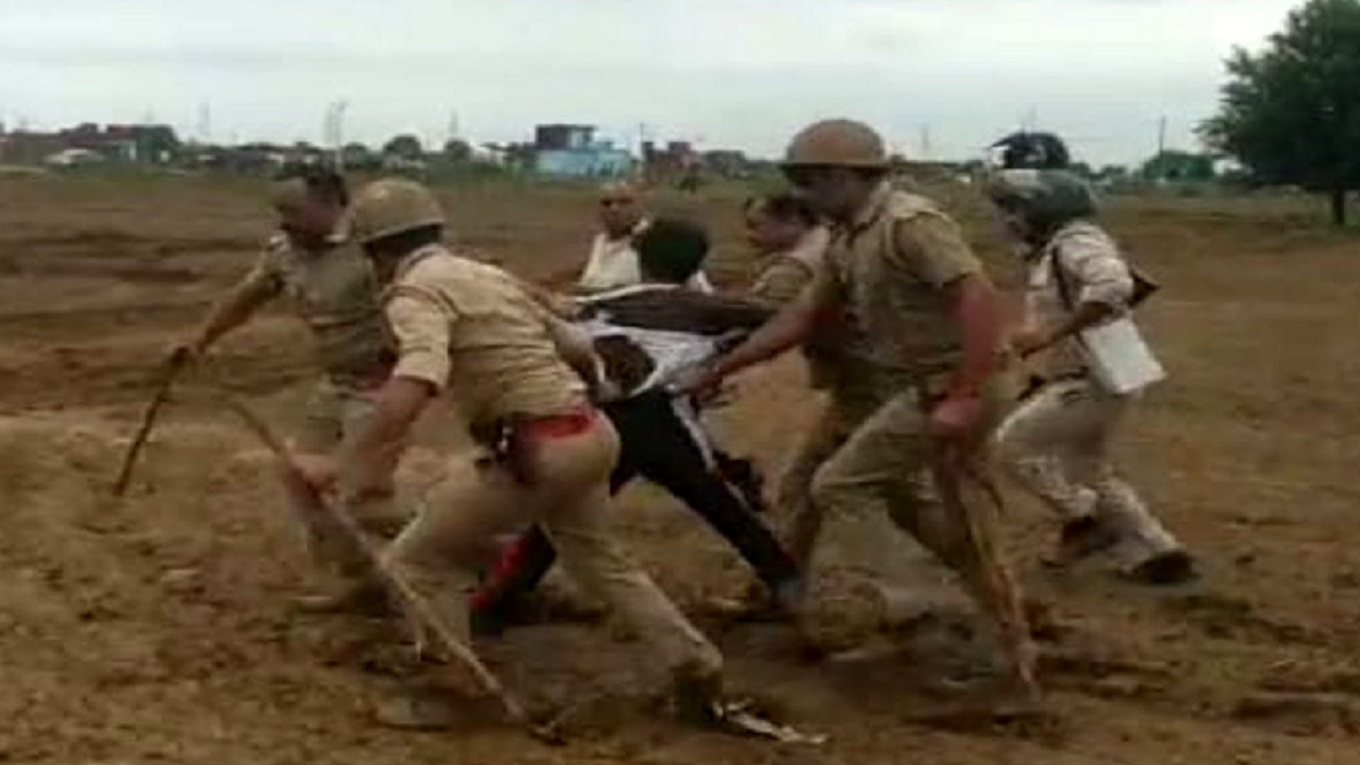 BAGHPAT: Farmers lying in front of JCB, police dragged them into the car, 15 including BKU leader detained
