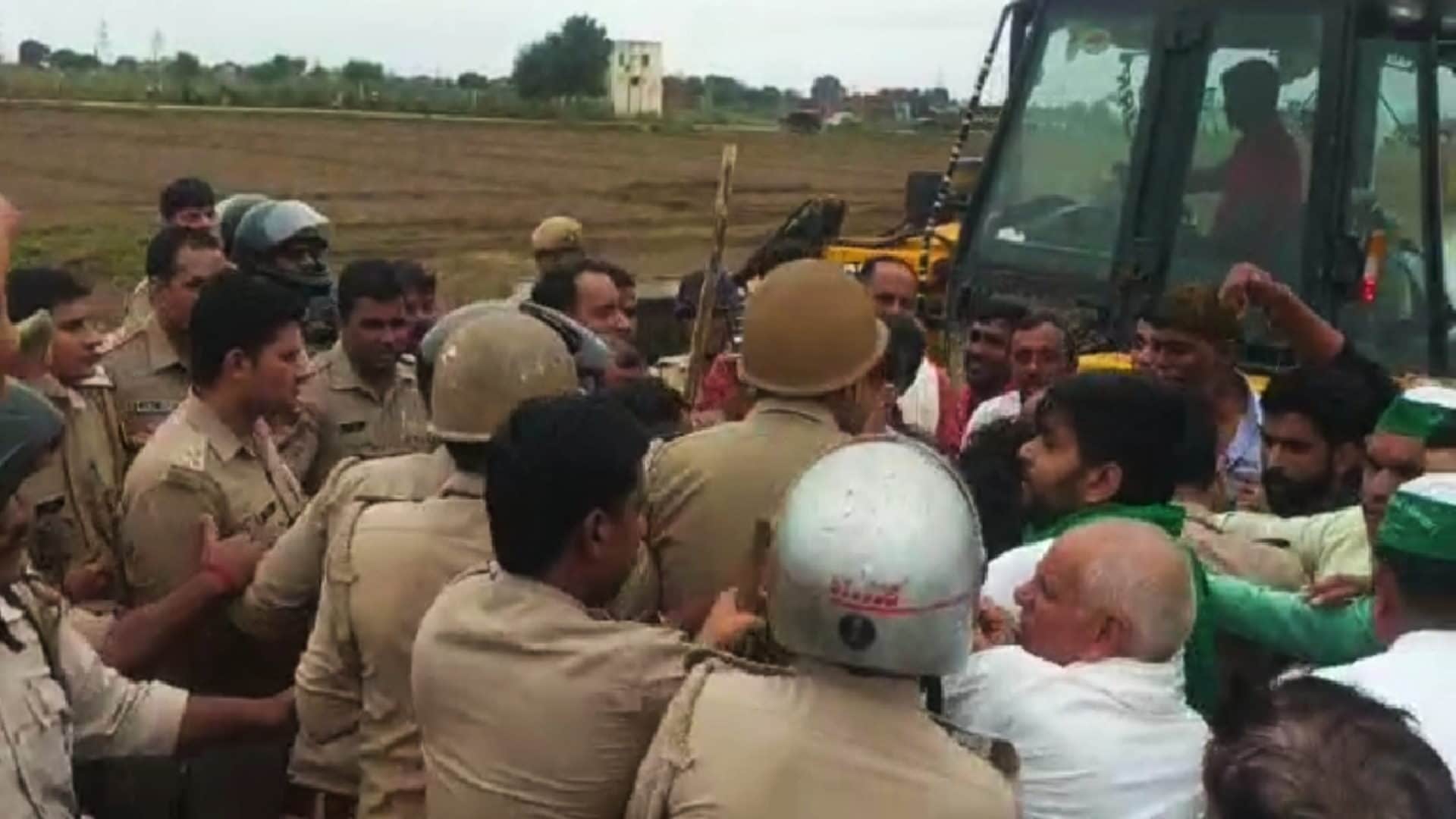 BAGHPAT: Farmers lying in front of JCB, police dragged them into the car, 15 including BKU leader detained