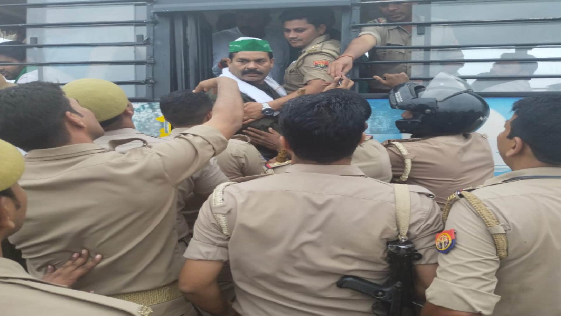 BAGHPAT: Farmers lying in front of JCB, police dragged them into the car, 15 including BKU leader detained