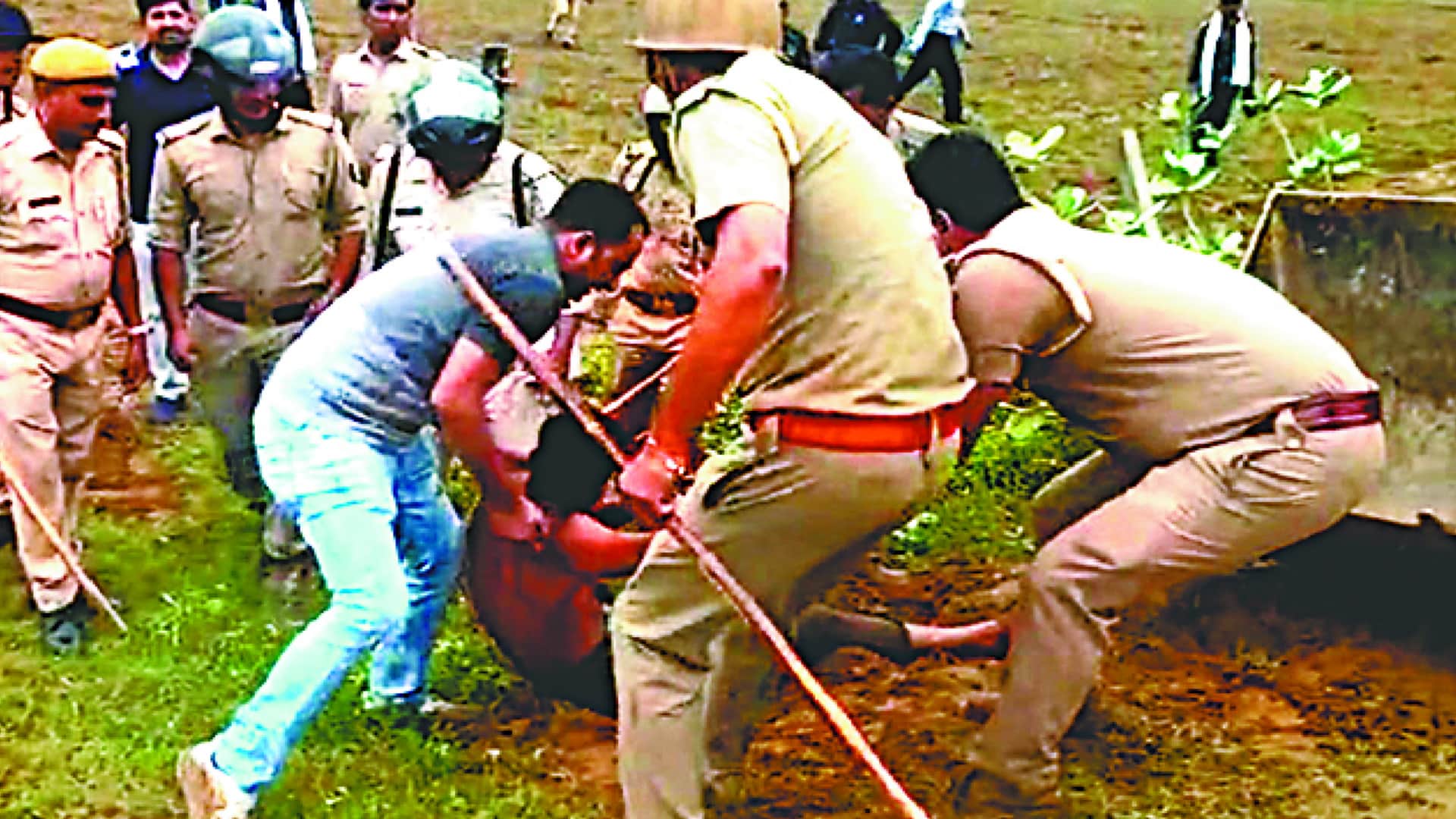 BAGHPAT: Farmers lying in front of JCB, police dragged them into the car, 15 including BKU leader detained
