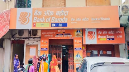 Uproar in the bank Demonstration of self-help group women angry over non-opening of account