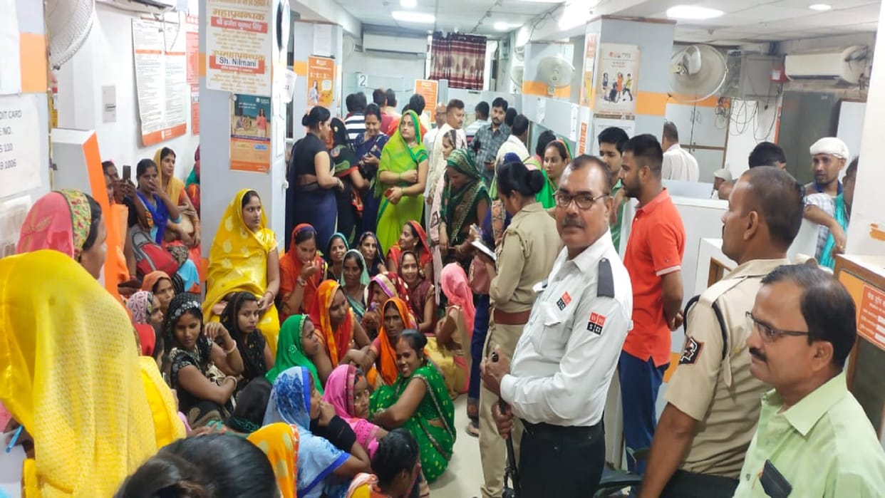 Uproar in the bank Demonstration of self-help group women angry over non-opening of account