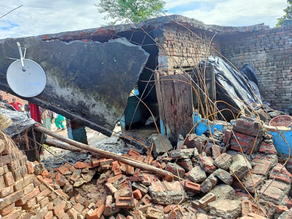 Disaster: The roof of 12 houses collapsed, one killed and five injured